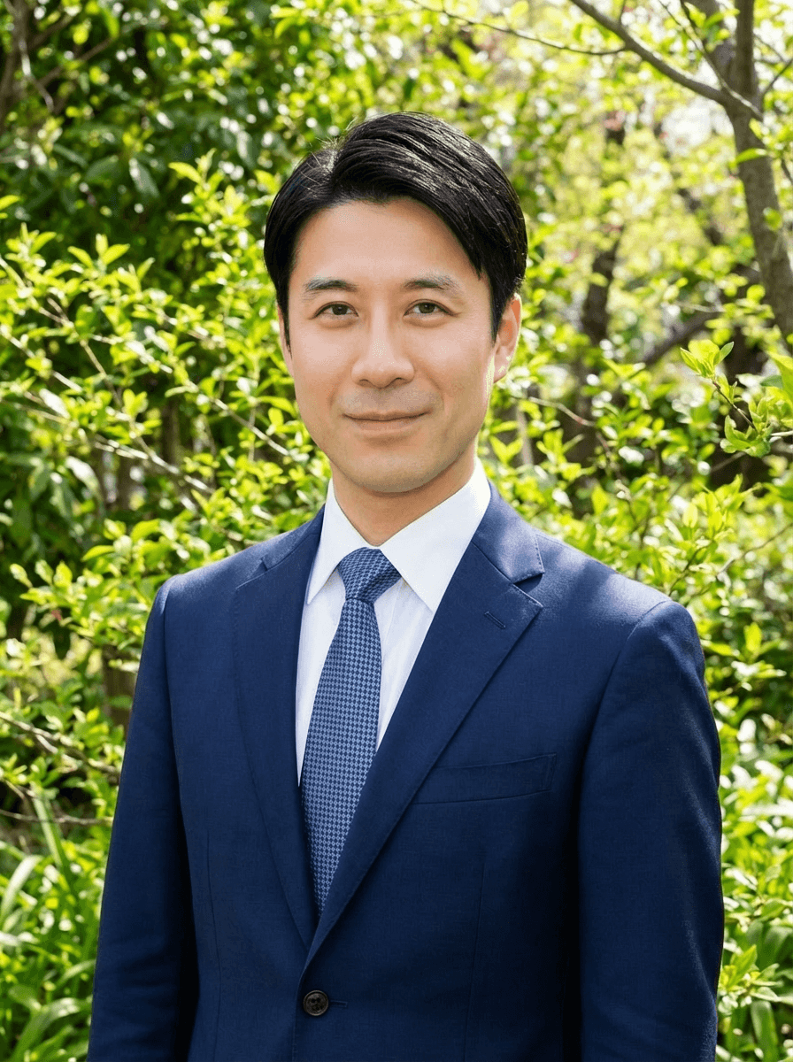 代表 鈴木のポートレート写真。洗練されたオフィス背景。